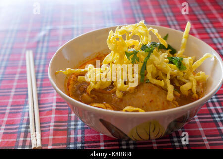 Khao Soi, Northern Thai Curry Nudelsuppe mit Huhn Stockfoto