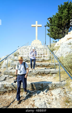 DUBROVNIK, KROATIEN - 19. JULI 2017: Touristen Sightseeing das Kreuz über Srd Sehenswürdigkeiten in Dubrovnik, Kroatien. Stockfoto