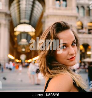 Attraktive italienische Frau (20-22) stellt sich vor von Vittorio Emanuele Ii in Mailand, Italien. Mailand ist die Hauptstadt der Welt Stockfoto