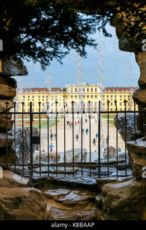 Wien, Österreich, 14. Oktober 2016: Brunnen im Garten im Schloss Schönbrunn in Wien, Österreich Stockfoto