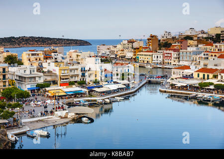 Agios Nikolaos, Kreta, Griechenland - Juni 08, 2017: in Agios Nikolaos im Sommer am Nachmittag. Agios Nikolaos ist eine der wichtigsten touristischen Städte auf Kreta ist Stockfoto