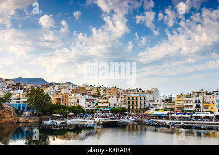 Agios Nikolaos, Kreta, Griechenland - Juni 08, 2017: in Agios Nikolaos im Sommer am Nachmittag. Agios Nikolaos ist eine der wichtigsten touristischen Städte auf Kreta ist Stockfoto