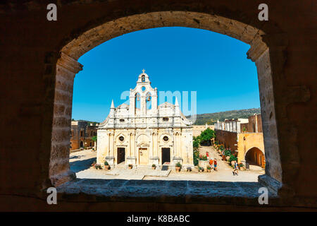 Arkadi, Kreta, 10. Juni 2017: Passage in den Westen mit dem Tor zum Kloster Arkadi, Arkadi, Kreta, Griechenland Stockfoto