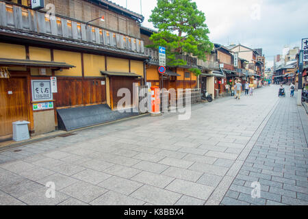 KYOTO, JAPAN - 5. Juli 2017: Touristen zu Fuß im Stadtteil Gion in Kyoto Stockfoto