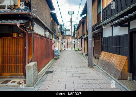 KYOTO, JAPAN - 5. Juli 2017: Touristen zu Fuß im Stadtteil Gion in Kyoto Stockfoto