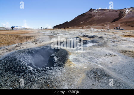 Dampfende Fumarolen im Geothermiegebiet Námafjall Hverir, Island Stockfoto