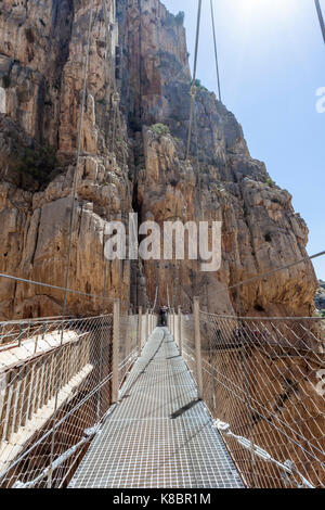 Brücke am Wanderweg 'El Caminito del Rey" - King's Little Pfad, ehemaliger weltweit gefährlichste Wanderweg, der im Mai 2015 wiedereröffnet wurde. Ardales Stockfoto