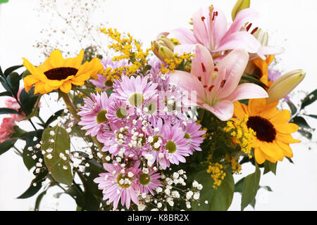 Blumenstrauß mit weißem Hintergrund im Bild horizontal Stockfoto