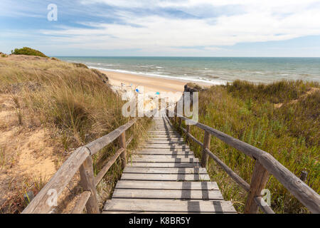 Treppe zum Strand Playa del Asperillo in Matalascanas. Donana Naturpark, Provinz Huelva, Costa de la Luz, Andalusien, Spanien Stockfoto