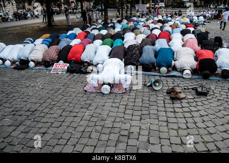 Rom, Italien. 18 Sep, 2017. Hunderte Muslime auf die Straße gingen, Myanmars "Völkermord" gegen die Rohingyas muslimischen ethnischen Minderheit in Rom, Italien Am 18. September 2017 zu kündigen. Mindestens 270.000 Rohingyas haben nördlichen Myanmar in Bangladesch in den vergangenen zwei Wochen geflohen und mehr als 1.000 Menschen haben in der Gewalt getötet worden. Credit: Giuseppe Ciccia/Pacific Press/Alamy leben Nachrichten Stockfoto