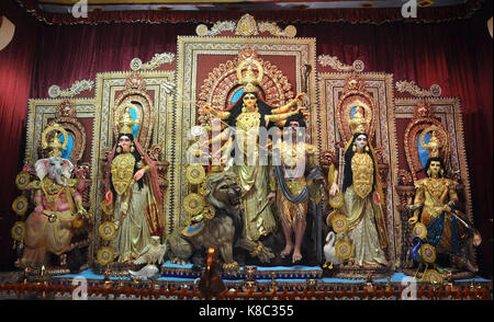 Kolkata, Indien. 18 Sep, 2017. Durga Idol von Chief Minister Mamata Banerjee in Kalkutta eingeweiht. West Bengal Chief Minister Mamata Banerjee Durga Puja Festival am 18. September eröffnet, 2017 in Kalkutta. Credit: Saikat Paul/Pacific Press/Alamy leben Nachrichten Stockfoto