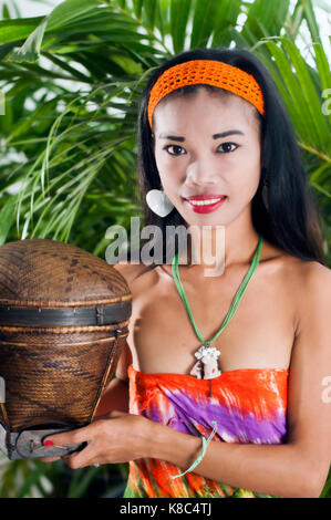 Junge asiatische Frau mit Palawan Warenkorb Stockfoto