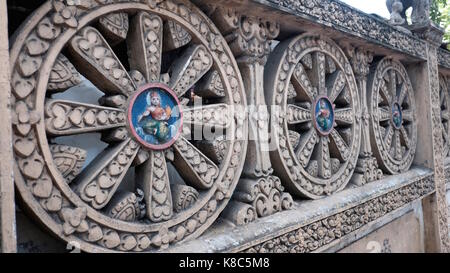 Dharmachakra Dharma Speichen von Ashoka Chakra Zaun Mauer Hindi Buddhistischen symbolisiert die Lehren des Buddha Phnom Penh Kambodscha Stockfoto