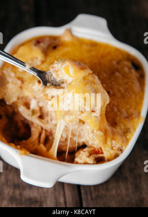 Cremige gebackenes Huhn Kasserolle mit shreded Cheddar Käse Layered Stockfoto