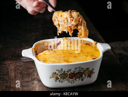 Cremige gebackenes Huhn Kasserolle mit shreded Cheddar Käse Layered Stockfoto