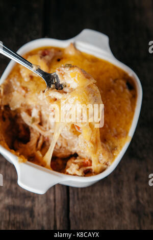 Southern Style cremig gebackenes Huhn Kasserolle mit shreded Cheddar Käse Layered Stockfoto