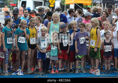 Kinder warten auf den Start der Kinder 880 Welle der Pearl Street Meile in Boulder, Colorado Stockfoto