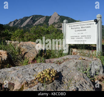 Schild am Eingang zu Shautauqua Park in Boulder mit Green Mountain und die Flatirons im Hintergrund Stockfoto
