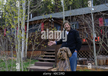 Jeff Eckstrom vor seiner Hütte in der Nähe von Nederland, CO, Hund Skulptur, Wohn Stockfoto