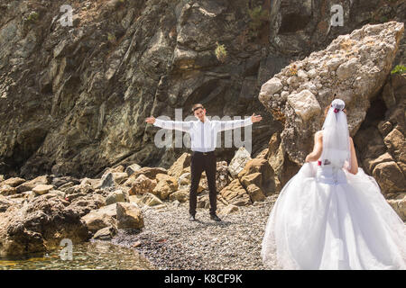 Bräutigam und Braut haben Spaß an der Hochzeitstag Stockfoto