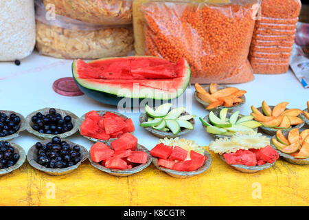 Anzeige von geschnittenem Obst wie z.b. Wassermelone, Mango, Beeren, Ananas in Blatt serviert Schüsseln bereit für Touristen zu Munch auf Stockfoto