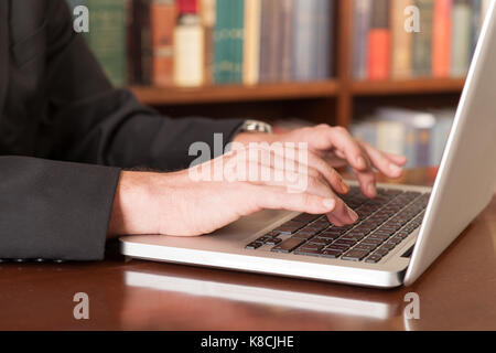 Nahaufnahme der männlichen Finger mit der Eingabe eines Business Document auf der grau Laptop Stockfoto