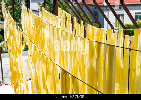 Sie hausgemachte Kuchen Trocknen an der Sonne auf dem Balkon Stockfoto