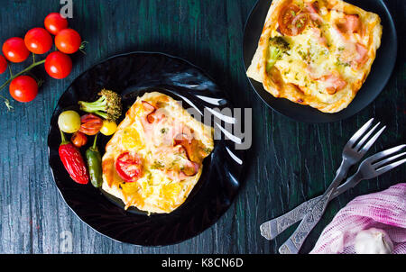 Hausgemachte gebackene Pizza Sandwiches auf einer Platte Stockfoto