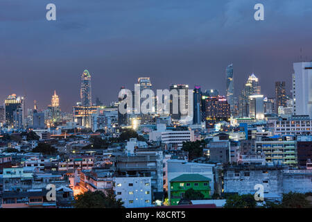 Die Skyline von Bangkok in der Dämmerung Stockfoto