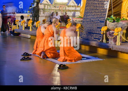 Mönche im Wat Saket (goldener Berg) in Bangkok, Thailand beten Stockfoto