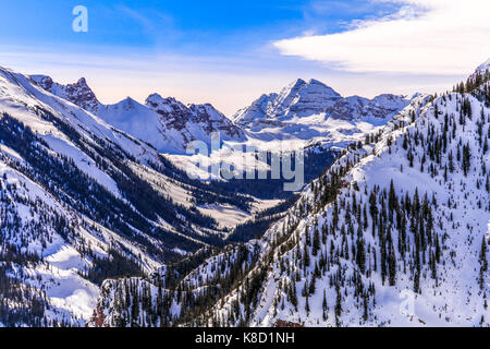 Blick auf die Berggipfel in der Maroon Bells Snowmass Wilderness Area; Colorado, USA Stockfoto