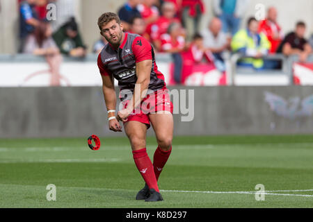 Leigh Halfpenny, Professionelle rugby spieler mit den Scarlets, Praktiken tretende vor einem Spiel Stockfoto