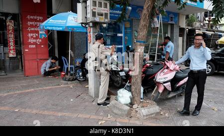 Bewaffnete Sicherheit Dienstleistungen Bürgersteige Wege Bürgersteige das Recht zu gehen Fußgängerzonen Phnom Penh Kambodscha ein Entwicklungsland in Südostasien Stockfoto