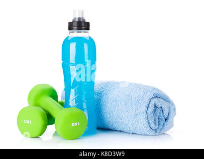Kurzhanteln, Handtuch und Trinkflasche. Fitness und Gesundheit. Auf weissem Hintergrund Stockfoto