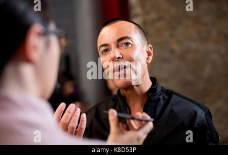 Designer Julien Macdonald ist auf der Bühne während der London Fashion Week SS 18 zeigen an No1 Invicta Plaza, London interviewt Stockfoto