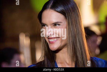 Modell Alessandra Ambrosio auf der Bühne während der London Fashion Week SS 18 zeigen an No1 Invicta Plaza, London Stockfoto