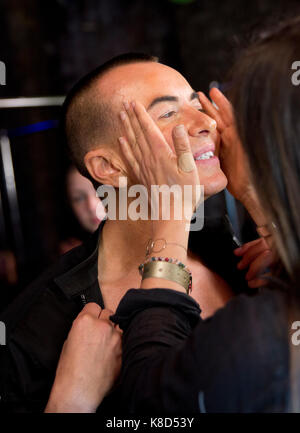 Designer Julien Macdonald erhält einige Make-up auf der Bühne während der London Fashion Week SS 18 zeigen an No1 Invicta Plaza, London Stockfoto