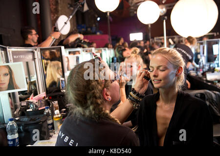 Modelle, die auf der Bühne während der Julien Macdonald London Fashion Week SS 18 zeigen an No1 Invicta Plaza, London Stockfoto