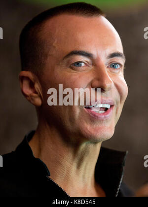 Designer Julien Macdonald auf der Bühne während der London Fashion Week SS 18 zeigen an No1 Invicta Plaza, London Stockfoto