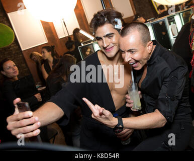 Designer Julien Macdonald, rechts, erhält eine selfie mit einem Modell, das auf die Bühne während der London Fashion Week SS 18 zeigen an No1 Invicta Plaza, London Stockfoto