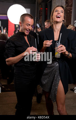 Designer Julien Macdonald und Modell Alessandra Ambrosio auf der Bühne während der London Fashion Week SS 18 zeigen an No1 Invicta Plaza, London Stockfoto