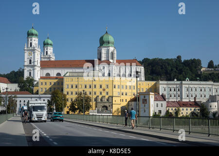 Deutschland, Niederbayern, Passau, St. Stephen's Cathedral von der Brücke über den Fluss Inn Stockfoto