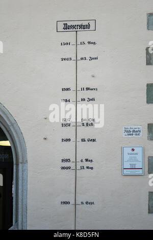 Deutschland, Niederbayern, Passau, Hochwasserpegel Markierungen am Rathaus an der Wand Stockfoto