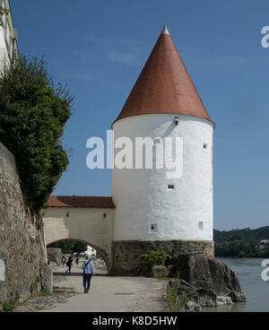 Deutschland, Niederbayern, Passau, Schaiblings Turm auf dem Fluss Inn Stockfoto