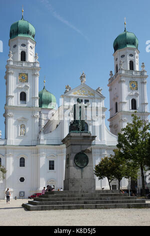 Deutschland, Niederbayern, Passau, St. Stephens Cathedral & König Maximilian Joseph Stockfoto