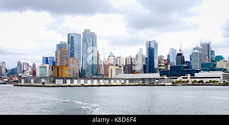 New York, USA - 28. September 2016: Manhattan Skyline entlang des Hudson River. Stockfoto