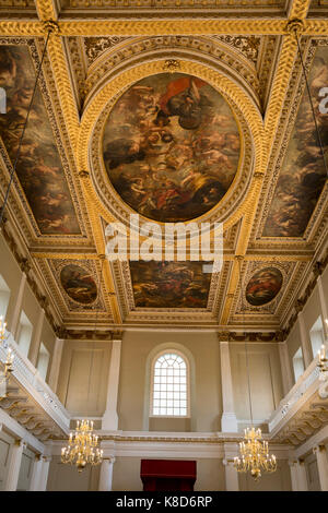 Die Gemälde von Paul Rubens an der Decke der Bankett- Haus, am 17. September 2017, in Whitehall, Westminster, London, England. Die Decke der Bankett- Haus ist ein Meisterwerk und der einzige Überlebende in-situ Deckengemälde von flämischen Künstler, Sir Peter Paul Rubens. Es ist auch eine der berühmtesten Werke aus dem goldenen Zeitalter der Malerei. Die Leinwände wurden von Rubens gemalt und in der Halle im Jahre 1636 installiert. Die drei wichtigsten Gemälde zeigen die Union der Kronen, die Apotheose von James I und die friedliche Herrschaft von James I. wahrscheinlich im Auftrag von König Karl I. in 1629-30, das Cei Stockfoto