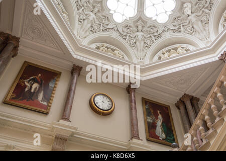 Die Portraits von Kaiser Napoleon III. und Kaiserin Eugenie an der Oberseite der Musen Treppe unter dem Glas achteckige Laterne, in der Außen- und Commonwealth Office (FCO), die am 17. September 2017, in Whitehall, London, England. Die königliche Portraits von Napoleon Kaiserin Eugenie, waren begabte der East India Company in Dankbarkeit seiner Wohltat für die Pariser Weltausstellung von 1855. Das Dach ist eine achteckige Glaskuppel, die Göttinnen von viel (CANEPHORA) und Engelchen Darstellung der Römischen Tugenden ziert. Die wichtigsten ausländischen Bürogebäude ist King Charles Street, und wurde von George Gilbert Scott in gebaut Stockfoto