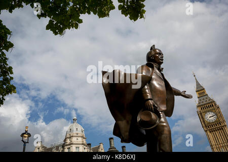 Die Statue zu liberalen Politiker David Lloyd George im Parlament Platz steht, unten das Elizabeth Tower und die Häuser des Parlaments, am 12. September 2017 in London, England. David Lloyd George 1. Earl Lloyd-George von Dwyfor war ein britischer liberaler Politiker und Staatsmann. Die Statue der ehemalige britische Premierminister David Lloyd George wird von Glynn Williams ist am Parliament Square in London befindet und steht 8 Fuß (2,4 m) hoch. Im Oktober 2007 vorgestellt wurde es durch die David Lloyd George Statue Appell, ein Charitable Trust in Teil unterstützt von Seiner Königlichen Hoheit, des Prinzen von Wales finanziert. Stockfoto