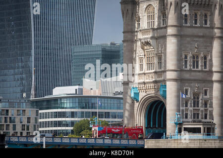 Eine London Bus überquert die Themse durch die South Main Tower der viktorianischen Ära Tower Bridge, und im Hintergrund ist die moderne Walkie Talkie Gebäude (aka 20 Fenchurch Street), am 14. September 2017 in London, England. Stockfoto